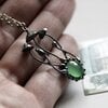 Handgemaakte paddenstoelenclusterketting met groen glas en zilverkleurig koper