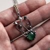 Handgemaakte paddenstoelenclusterketting met groen glas en zilverkleurig koper
