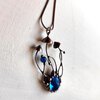 Handgemaakte paddenstoelenketting met blauw glas en zilverkleurig koper