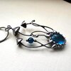 Handgemaakte paddenstoelenketting met blauw glas en zilverkleurig koper