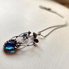 Handgemaakte paddenstoelenketting met blauw glas en zilverkleurig koper