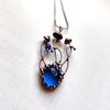 Handgemaakte paddenstoelenketting met blauw glas en zilverkleurig koper