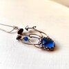 Handgemaakte paddenstoelenketting met blauw glas en zilverkleurig koper
