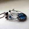 Handgemaakte paddenstoelenketting met blauw glas en zilverkleurig koper