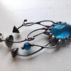 Handgemaakte paddenstoelenketting met blauw glas en zilverkleurig koper