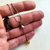Handgemaakte paddenstoelenketting met gele jade en zilverkleurig koper