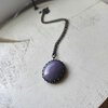 Handgemaakte ronde hangerketting met paars glas en zwart gepatineerd koper