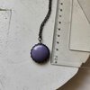 Handgemaakte ronde hangerketting met paars glas en zwart gepatineerd koper