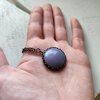 Handgemaakte ronde hangerketting met paars glas en zwart gepatineerd koper