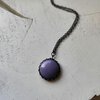 Handgemaakte ronde hangerketting met paars glas en zwart gepatineerd koper
