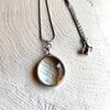 Handgemaakte ronde hangerketting met transparant glas en zilverkleurig koper