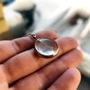 Handgemaakte ronde hangerketting met transparant glas en zilverkleurig koper