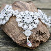 Handgemaakte statement ketting 'Poppy' Chalk en Pearl White met Swarovski kristallen en Miyuki kralen – Bruid & Gala
