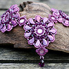 Handgemaakte statement ketting ‘Poppy' pink/amethyst met Swarovski kristallen en Paisley Duo’s – Feest, gala statement