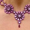 Handgemaakte statement ketting ‘Poppy' pink/amethyst met Swarovski kristallen en Paisley Duo’s – Feest, gala statement