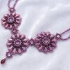 Handgemaakte statement ketting ‘Poppy' pink/amethyst met Swarovski kristallen en Paisley Duo’s – Feest, gala statement