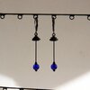 Handgemaakte vliegenzwamoorbellen met blauw glas en zwart gepatineerd koper