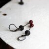 Handgemaakte vliegenzwamoorbellen met rood glas en zwart gepatineerd koper