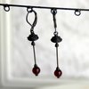 Handgemaakte vliegenzwamoorbellen met rood glas en zwart gepatineerd koper