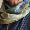 Handgevilte colsjaal van merinowol en zijde – Groen & Blauw