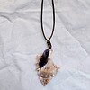 Ketting van waxkoord met hanger van schelp en amethist