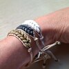 Natuurlijke armband van Tsjechische glaskralen & schuifknoop