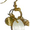 Oorhaken met ring waaraan 1 witte schelpbedel en 2 goudkleurige metalen schelpbedels zijn bevestigd. Handgemaakte oorbellen, Ibiza oorhanger