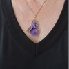 Paarse handgemaakte hanger met gehaakte achtergrond - speciaal juweel - slechts één exemplaar - geschenk verjaardag vriendin