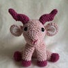 Roze gehaakte geit knuffel