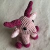 Roze gehaakte geit knuffel