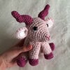 Roze gehaakte geit knuffel
