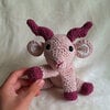 Roze gehaakte geit knuffel