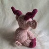 Roze gehaakte geit knuffel