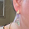Unieke RVS oorbellen ingelegd met parelmoerschelp in epoxy