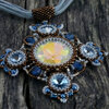 Verfijnde ketting met handgemaakte statement hanger met schitterende originele Swarovski Rivoli kristallen - Exclusieve ketting in de kleuren blauw, kristal en brons