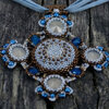 Verfijnde ketting met handgemaakte statement hanger met schitterende originele Swarovski Rivoli kristallen - Exclusieve ketting in de kleuren blauw, kristal en brons