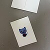 Wenskaart Blauw Katje met Koffiebeker – Illustratie van een Wollen Katje