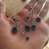 Asymmetrische handgemaakte takoorringen met blauw glas en zilverkleurig koper