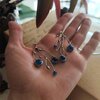 Asymmetrische handgemaakte takoorringen met blauw glas en zilverkleurig koper