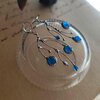 Asymmetrische handgemaakte takoorringen met blauw glas en zilverkleurig koper