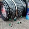 Asymmetrische handgemaakte takoorringen met groen glas en zwart gepatineerd koper