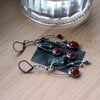 Asymmetrische handgemaakte takoorringen met rood glas en zilverkleurig koper