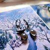 Asymmetrische handgemaakte vogeloorbellen met transparant glas en zwart gepatineerd koper