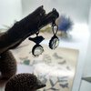 Asymmetrische handgemaakte vogeloorbellen met transparant glas en zwart gepatineerd koper
