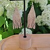 Fringe oorbellen Silver Bloom – glaskralen met roze gloed, 8,5 cm lang, zilveren oorhake