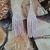 Fringe oorbellen Silver Bloom – glaskralen met roze gloed, 8,5 cm lang, zilveren oorhake