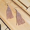 Fringe oorbellen Silver Bloom – glaskralen met roze gloed, 8,5 cm lang, zilveren oorhake