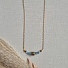 Gouden ketting half schakelketting half edelstenen met keramieken kraal