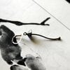 Handgemaakte enkele paddenstoelenoorbel en zilverkleurig koper