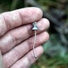 Handgemaakte enkele paddenstoelenoorbel en zilverkleurig koper